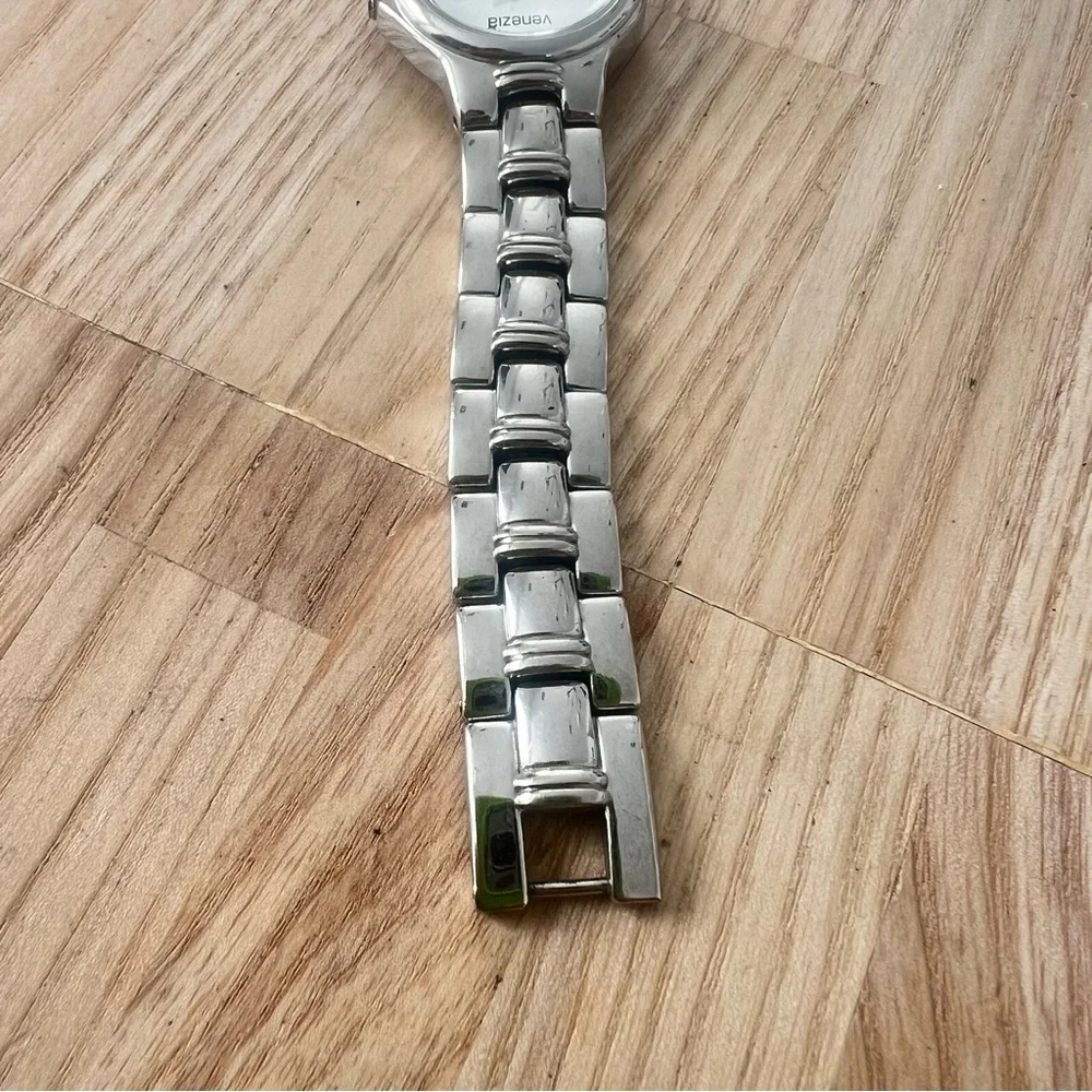 Venezia ladies silver tone classic watch NEW BATTERY